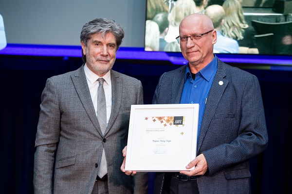 Valery receiving the AUT Excellence Award